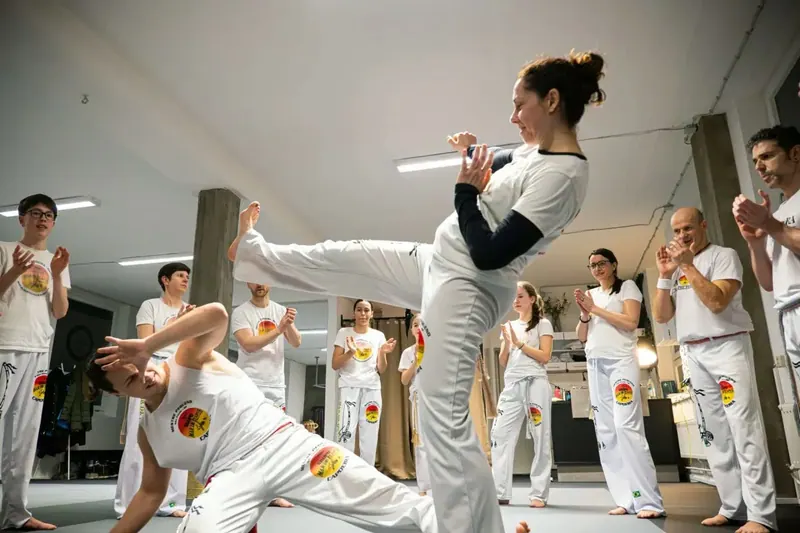 Aula de adultos na Munich Capoeira