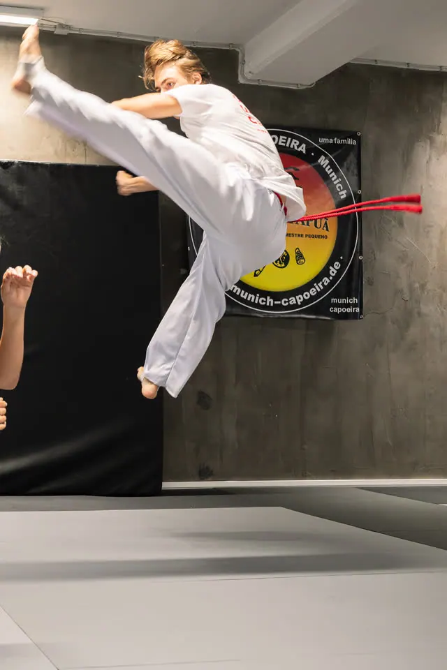 Capoeira-Training: Sprungtritt in der Roda